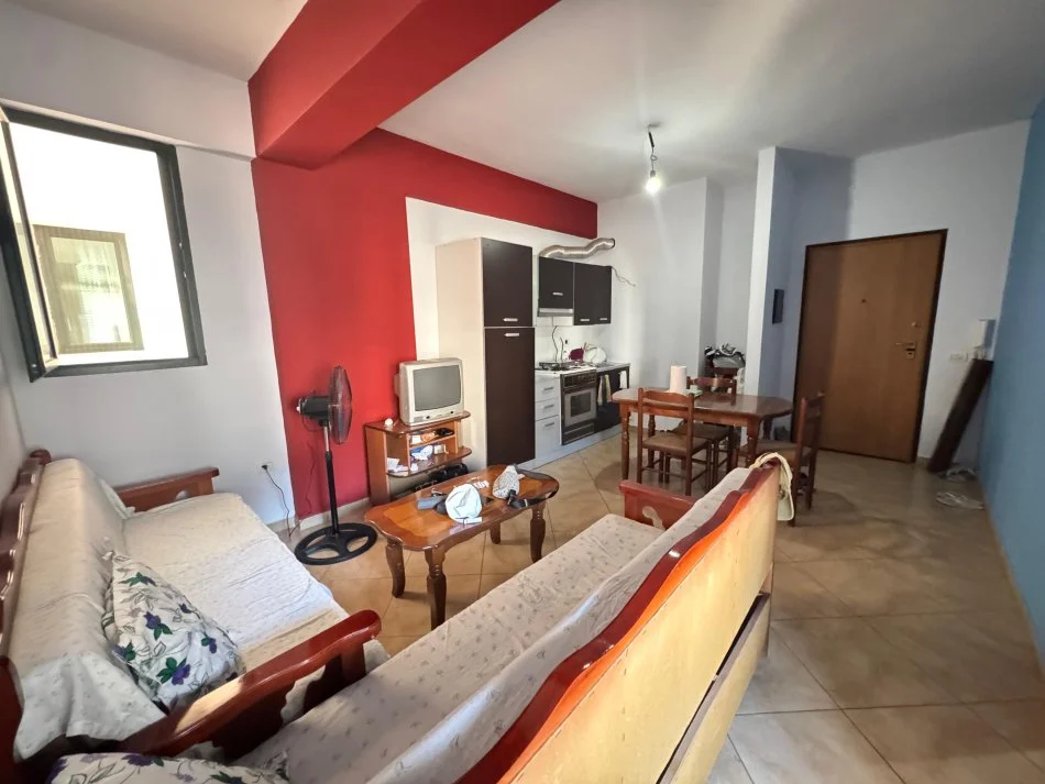 Vlore, jepet me qera apartament 2+1+Ballkon Kati 3, 70 m² 350 € (Rruga Gjergj Arianiti)