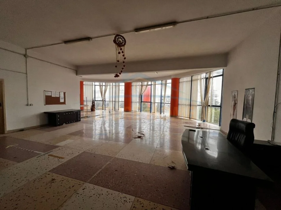 Durres, jepet me qera ambjent biznesi Kati 2, 5.000 m² 5.000 € (Shkozet , Durres)