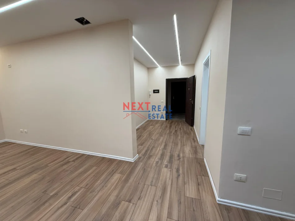 Vlore, shitet apartament 1+1+Ballkon Kati 8, 77 m² 120.000 € (KOMBINATI I PESHKUT)