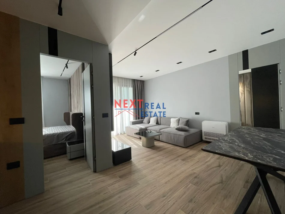 Vlore, jepet me qera apartament 2+1+Ballkon , 700 € (LUNGOMARE)