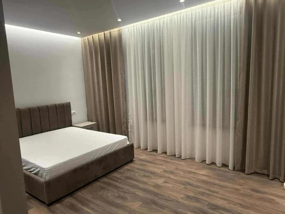 Tirane, jepet me qera apartament 2+1+Aneks+Ballkon Kati 2, 100 m² 750 € (Jordan Misja)