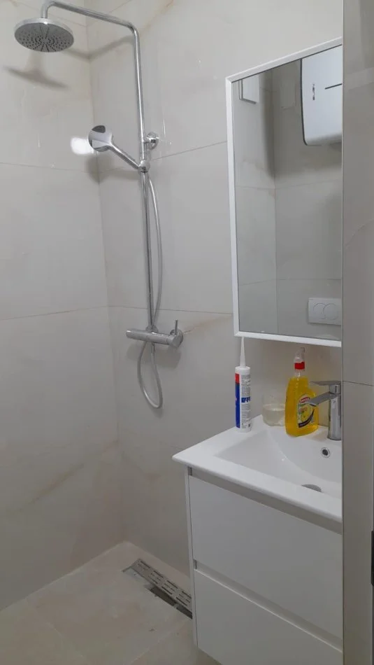 Tirane, jepet me qera apartament 1+1 Kati 5, 60 m² 500 € (Rruga Naim Frasheri, Rruga e Kavajes, 21 Dhjetori.)