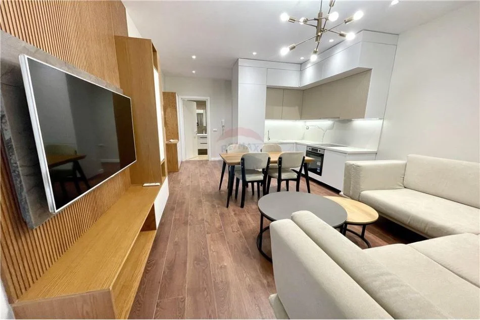 Tirane, jepet me qera 1+1+Ballkon Kati 8, 65 m² 600 € (Rruga e Kavajes)