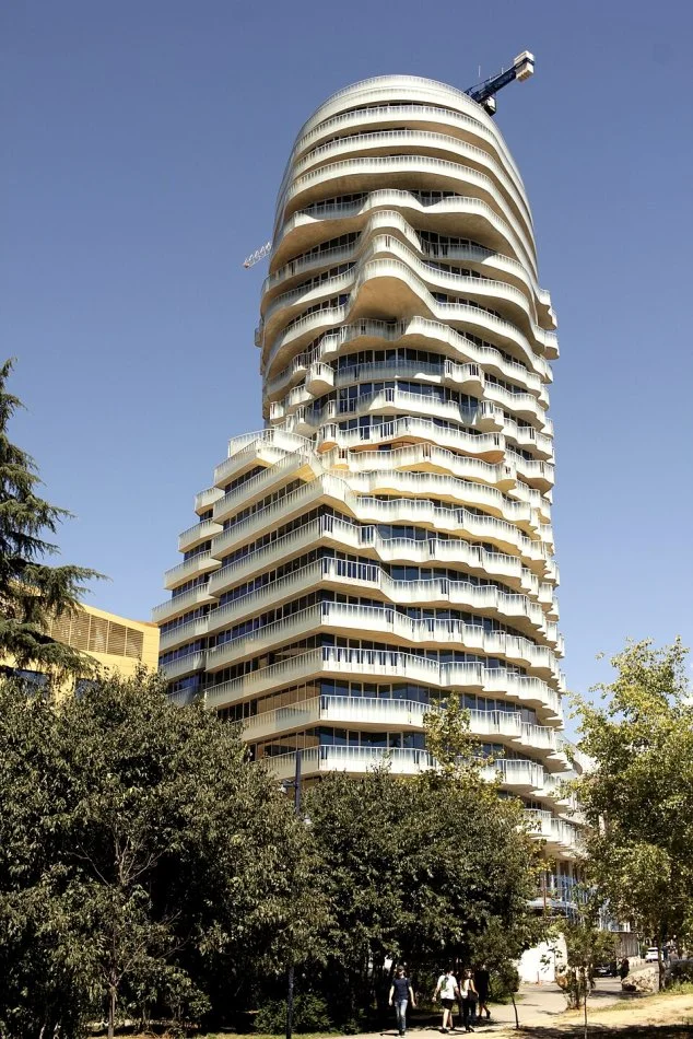 🏙 Shitet Apartament 2+1 (Mundësi Konvertimi në 3+1) – Tirana’s Rock