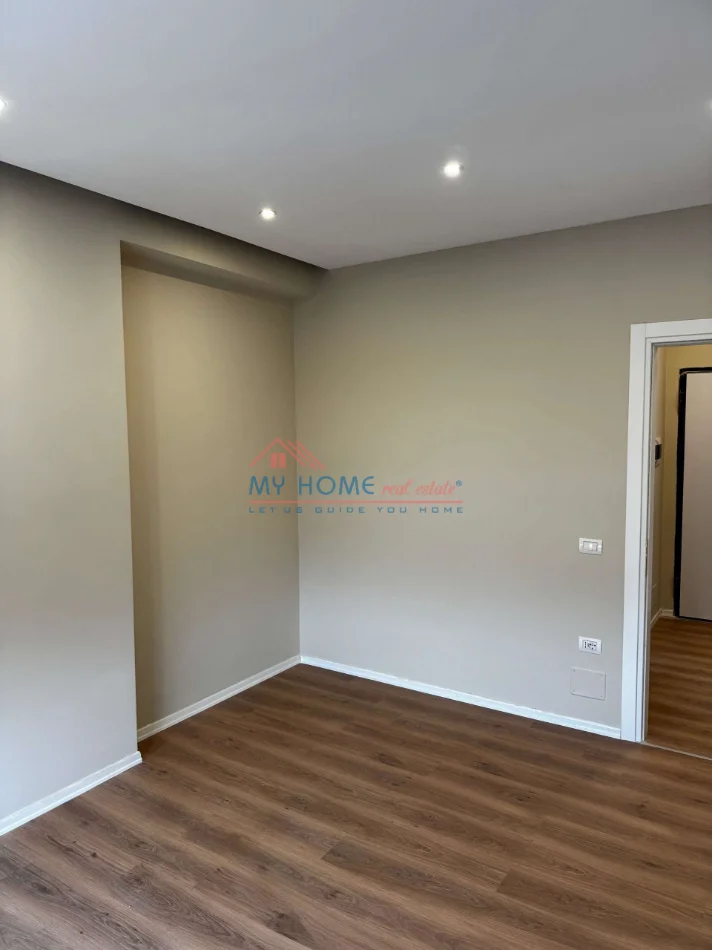Tirane, jepet me qera zyre Kati 6, 64 m² 500 € (Brryli)