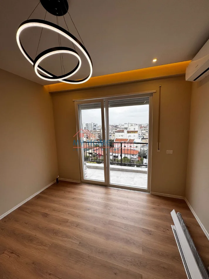 Tirane, jepet me qera zyre Kati 6, 64 m² 500 € (Brryli)