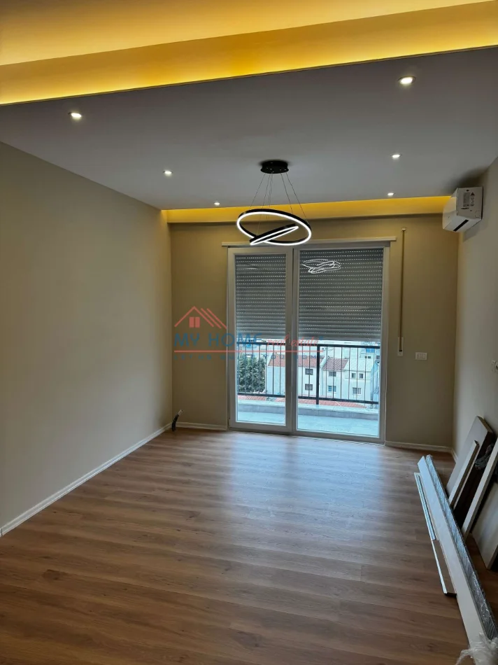 Tirane, jepet me qera zyre Kati 6, 64 m² 500 € (Brryli)