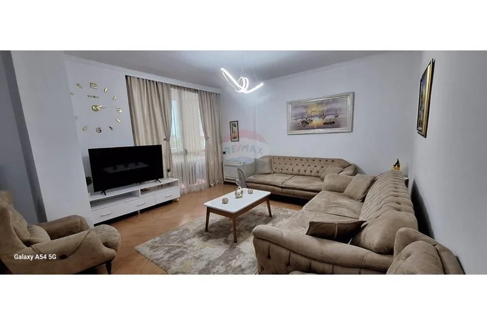 Tirane, jepet me qera 2+1 Kati 3, 750 € (Komuna e Parisit)