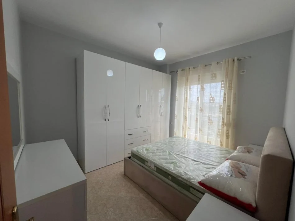Tirane, jepet me qera apartament 2+1+Aneks+Ballkon Kati 4, 450 € (rr. Shote Galica)
