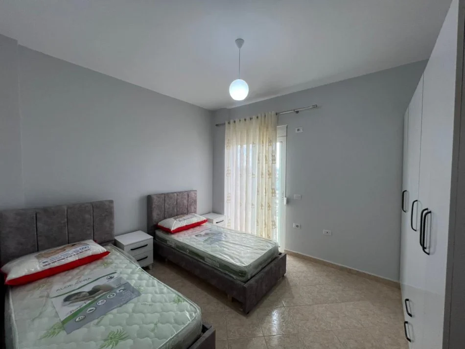 Tirane, jepet me qera apartament 2+1+Aneks+Ballkon Kati 4, 450 € (rr. Shote Galica)