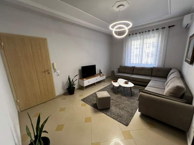 Tirane, jepet me qera apartament 1+1+A Kati 2, 75 m² 500 Euro (rruga petro nini luarasi)
