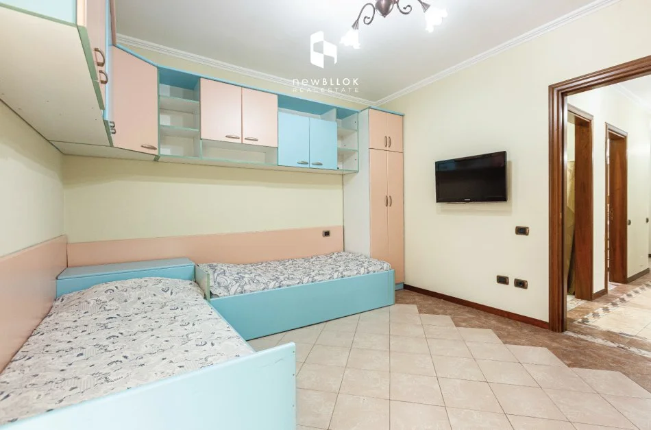 Apartament unik në vendodhje unike me super Pamje 3+1+2wc + Kuzhinë më vete Lavanteri + 2Ballkone 295.000 Eu Qendër / St Trenit Bulevardi Zogu 1 (146m2)🔥