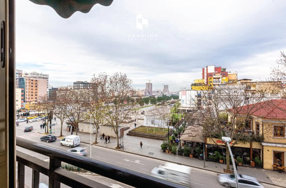 Apartament unik në vendodhje unike me super Pamje 3+1+2wc + Kuzhinë më vete Lavanteri + 2Ballkone 295.000 Eu Qendër / St Trenit Bulevardi Zogu 1 (146m2)🔥