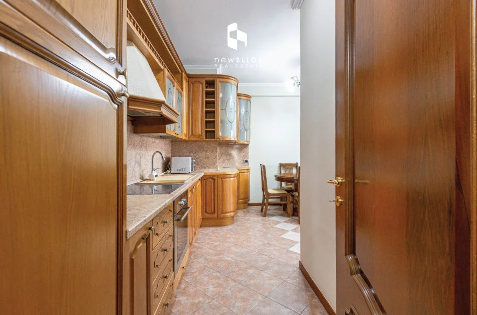 Apartament unik në vendodhje unike me super Pamje 3+1+2wc + Kuzhinë më vete Lavanteri + 2Ballkone 295.000 Eu Qendër / St Trenit Bulevardi Zogu 1 (146m2)🔥