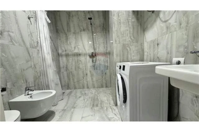 Tirane, jepet me qera apartament 1+1 Kati 3, 68 m² 400 Euro (Bulevardi i ri)