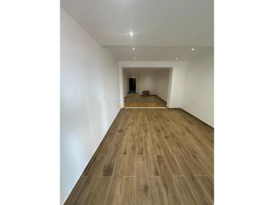 Tirane, shitet apartament 2+1+2 Kati 2, 125 m² 270.000 € (STACIONI I TRENIT , USLUGA)