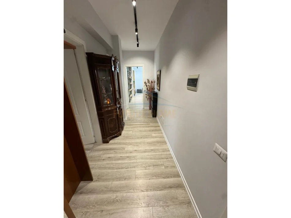 Tirane, jepet me qera apartament 3+1+2 Kati 4, 105 m² 780 € (STACIONI I TRENIT)