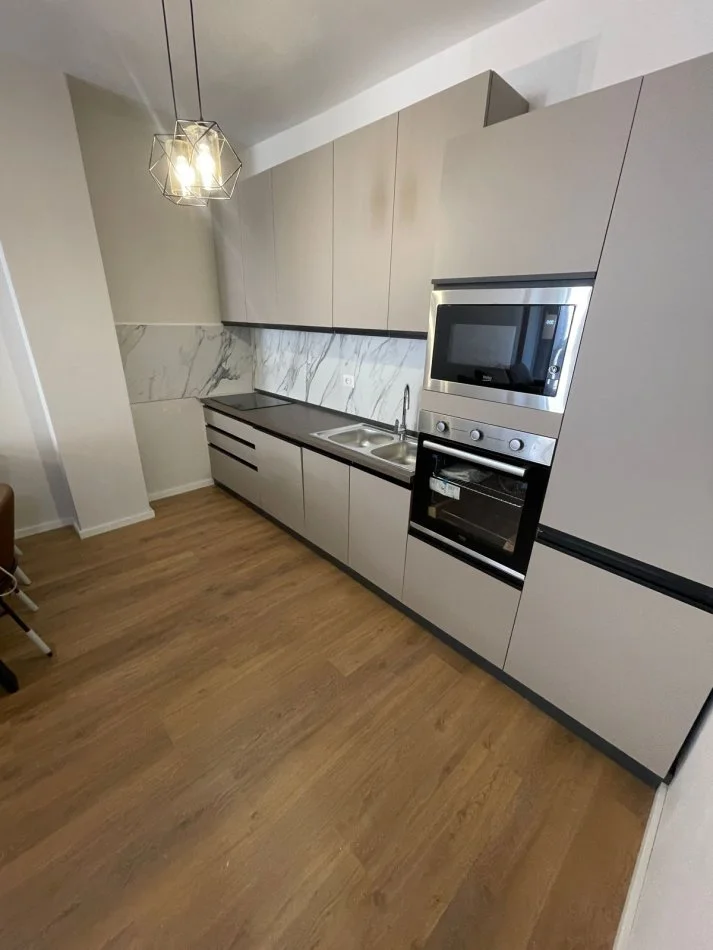 Tirane, jepet me qera apartament 1+1 Kati 6, 100 m² 700 € (TRIO TOWER)