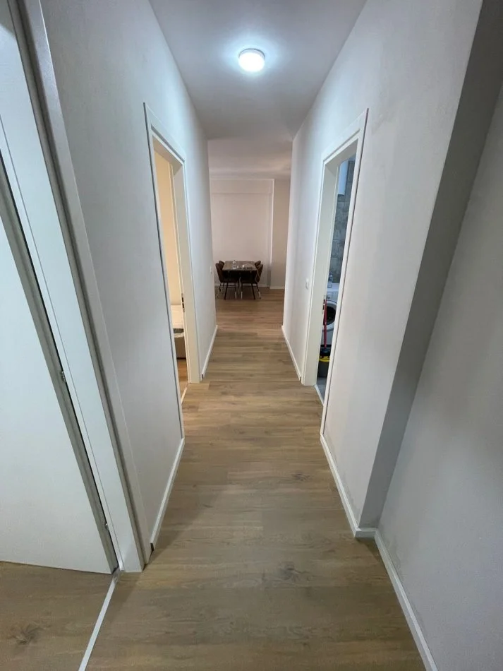 Tirane, jepet me qera apartament 2+1 Kati 4, 100 m² 700 € (TRIO TOWER)