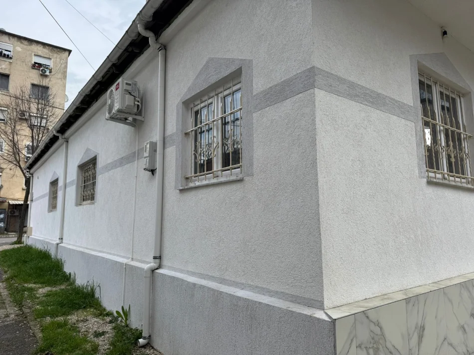 Tirane, jepet me qera apartament 1+1+Ballkon Kati 1, 67 m² 350 € (ne rrugen Njazi Meka Tirane.)