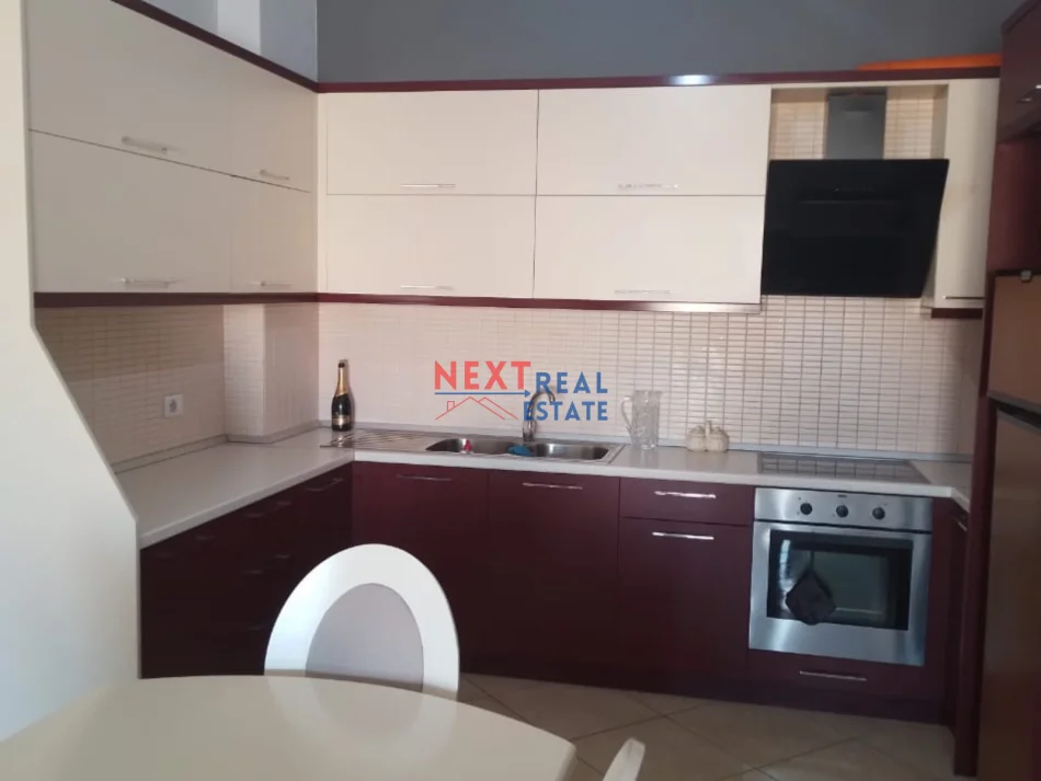 Vlore, jepet me qera apartament 2+1+Ballkon Kati 6, 110 m² 350 € (COLE)