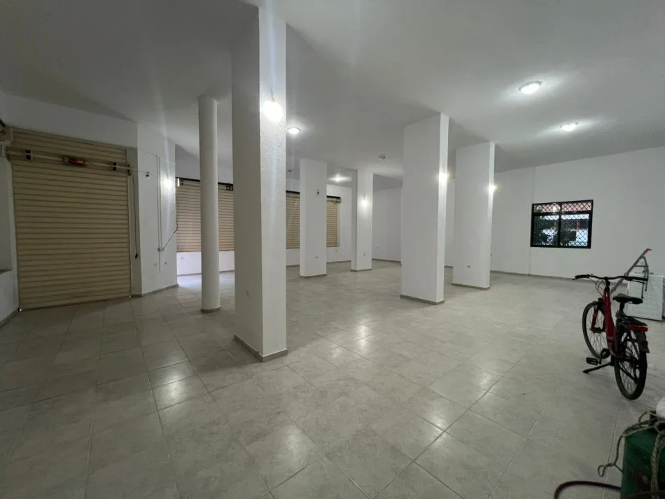 Tirane, jepet me qera vetem 1 dhome 1+1 Kati 0, 160 m² 1.300 € 