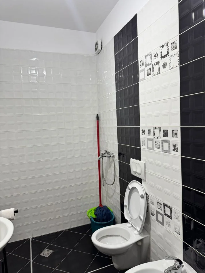 Tirane, Me Qera Ambjent/Apartam për sutido të ndryshme, zyra, calll-center, klinike...etj, në kat 5,pallat ri, 12 kate, sip.55m², qera 500 €/muaj, tek Ring-Center, Zogu i Zi, pranë pallait të sportit "Asllan Rusi", në rrugën "Dritan Hoxha", 300m nga qendra Tiranës.