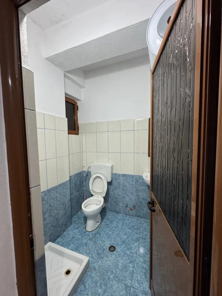 Durres, jepet me qera apartament 1+1+Ballkon Kati 2, 60 m² 23000 leke  (Afer Market Rames)
