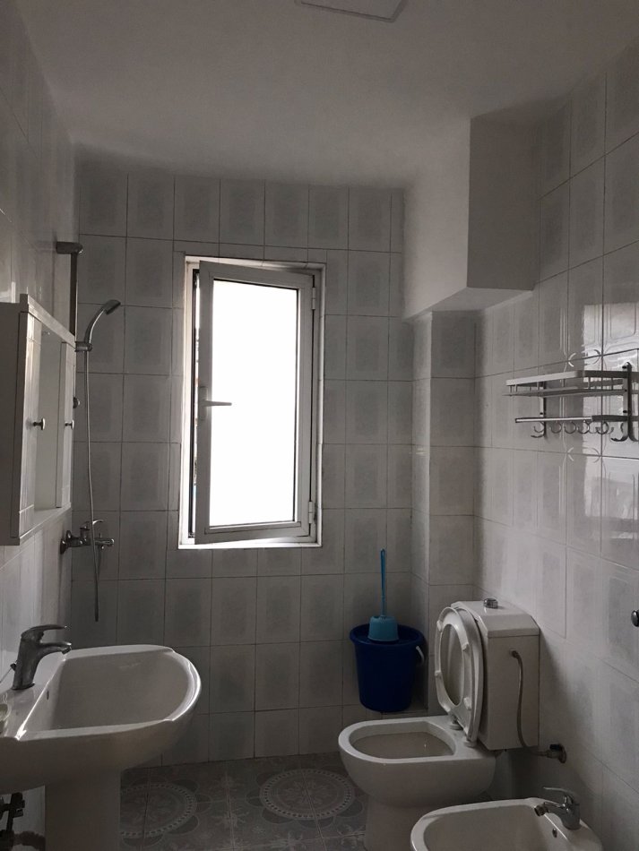 Tirane, jepet me qera apartament 3+1+Ballkon Kati 4, 90 m² 600 € (Rruga e Elbasanit)
