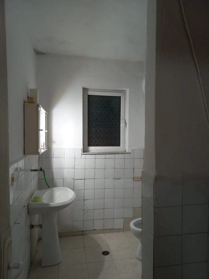 Tirane,Me Qera Apartament mobiluar,tipit 1+1,kat 4, sipërfaq 55m², qera 35'000 Leke/muaj, ne nje pallat ekzisteues tullë kuqe, me 5-kate, afër Brylit, blv B.Curri / rr.Hodo Beg. 30m nga Ura e Brrylit kryqëzimi me rr."Kont Leopold Bertold",8-minuta në këmbë nga Parlamenti / Ura/ rr.Elbasanit Tirane