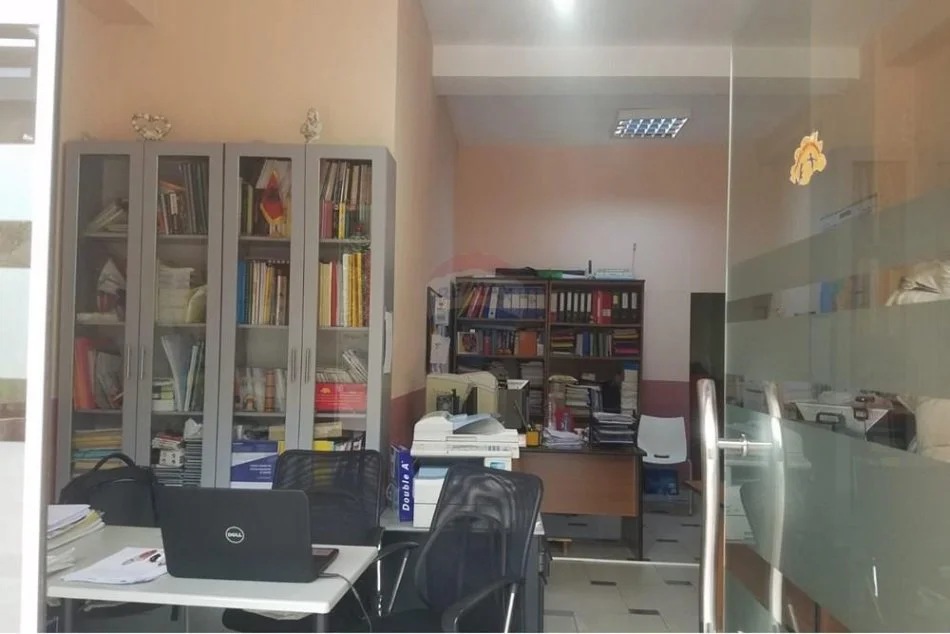 Tirane, jepet me qera ambjent biznesi Kati 0, 60 m² 400 € (Komuna Parisit)