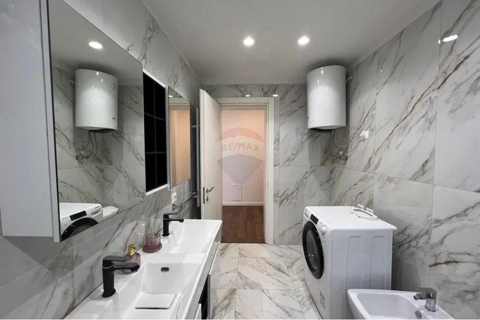 Tirane, jepet me qera apartament 3+1 Kati 10, 153 m² 2.200 € (Ambasada Amerikane)