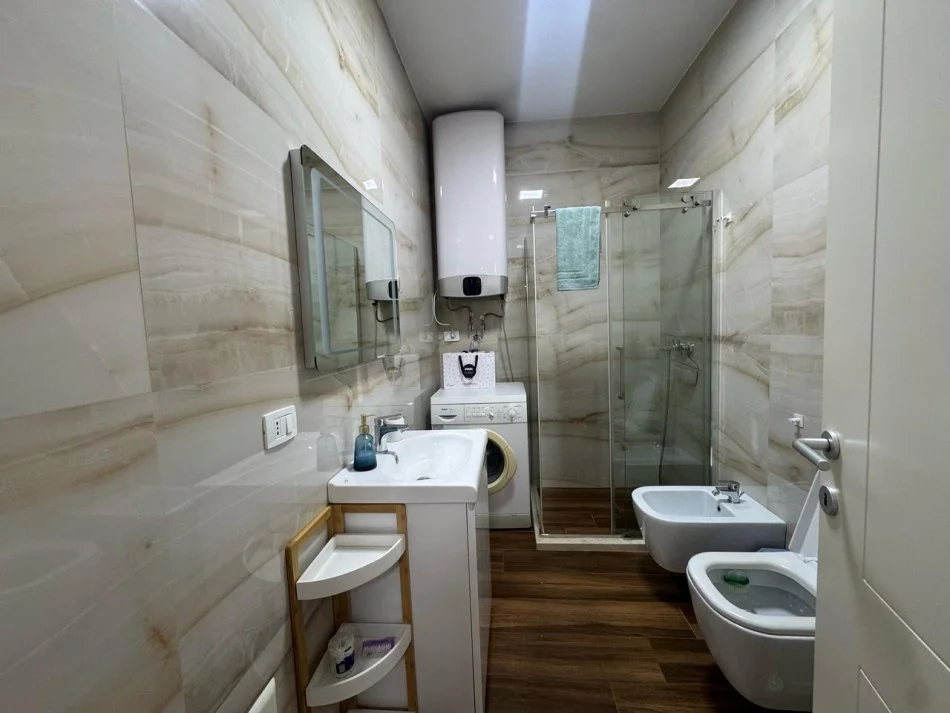 Tirane, jepet me qera apartament 2+1+Aneks+Ballkon Kati 3, 83 m² 900 € (Kompleksi Delijorgji)