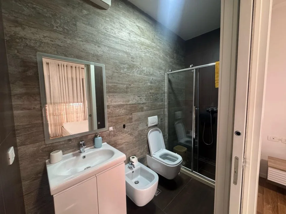 Tirane, jepet me qera apartament 2+1+Aneks+Ballkon Kati 3, 83 m² 900 € (Kompleksi Delijorgji)