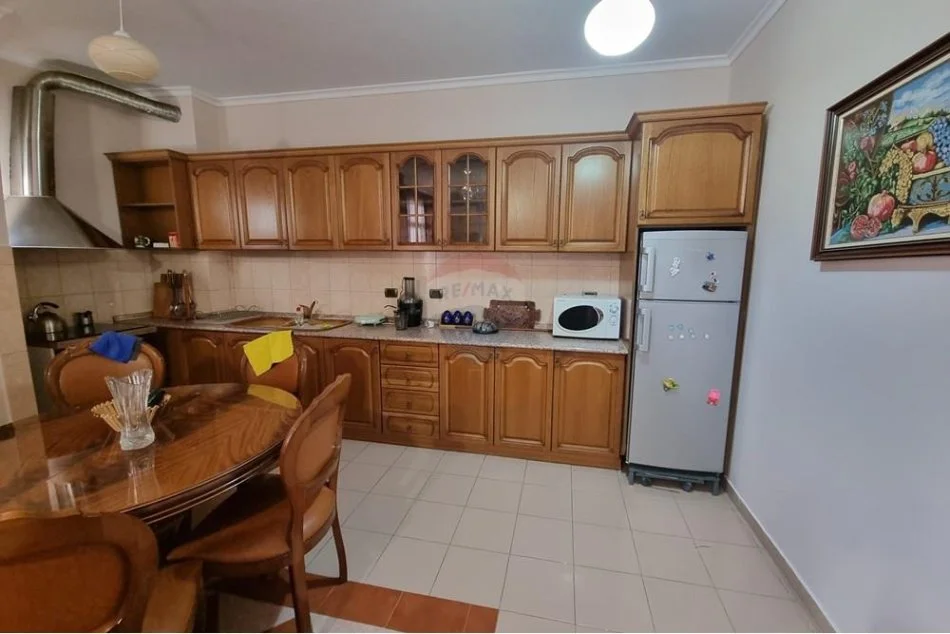 Tirane, jepet me qera apartament 2+1 Kati 3, 112 m² 650 € (Gjimnazi Partizan)
