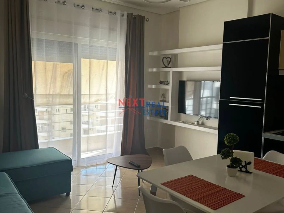 Vlore, jepet me qera apartament 1+1+Ballkon Kati 5, 55 m² 400 € (LUNGOMARE)