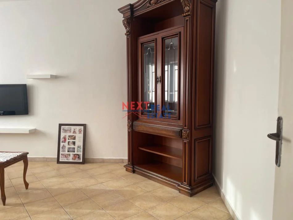 Vlore, jepet me qera apartament 1+1 Kati 3, 80 m² 300 € (BULEVARDI VLORE-SKELE)