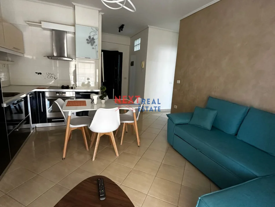Vlore, jepet me qera apartament 1+1+Ballkon Kati 5, 55 m² 400 € (LUNGOMARE)
