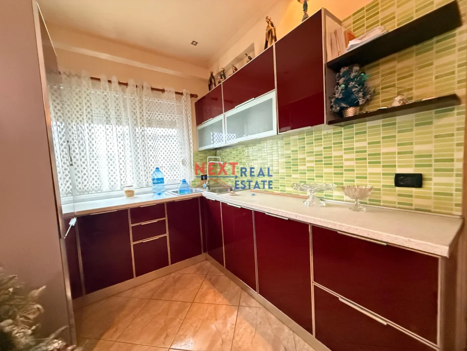 Vlore, jepet me qera apartament 2+1+Ballkon Kati 6, 300 € (TRANSBALLKANIKE)