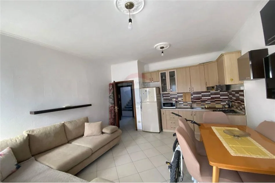 Tirane, jepet me qera apartament 1+1 Kati 7, 300 m² 300 € (Autostrada Tiranë-Durrës)