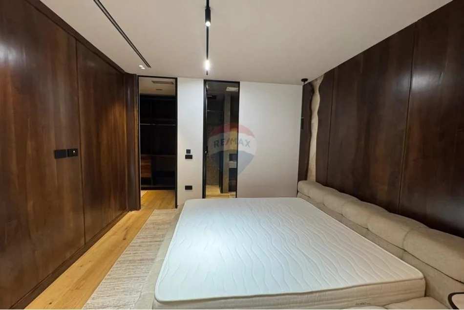 Tirane, jepet me qera apartament 3+1+Aneks+Ballkon Kati 2, 200 m² 2.500 € (Garden Building)