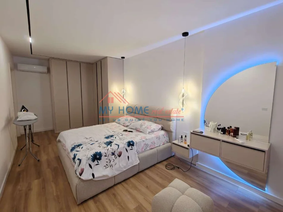 Tirane, shitet apartament 2+1+Ballkon Kati 8, 97 m² 145.000 € (Univers City)