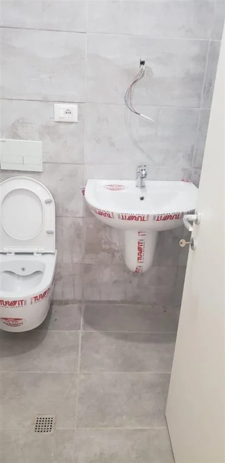 Tirane, shitet apartament 1+1+Ballkon, Kati 5, 