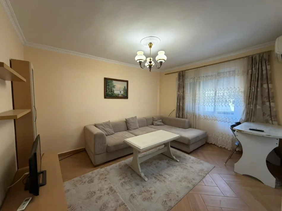 Tirane, jepet me qera apartament 1+1 Kati 4, 55 m² 500 € (Mine Peza)