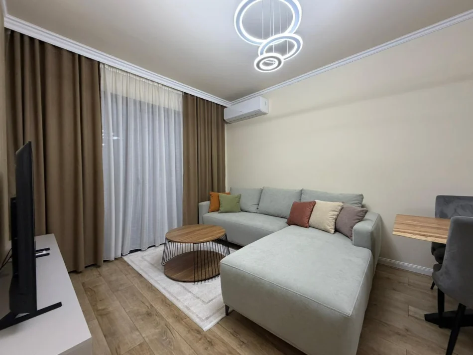 Tirane, jepet me qera apartament 1+1 Kati 3, 67 m² 1.000 € (Liqeni i Thate)