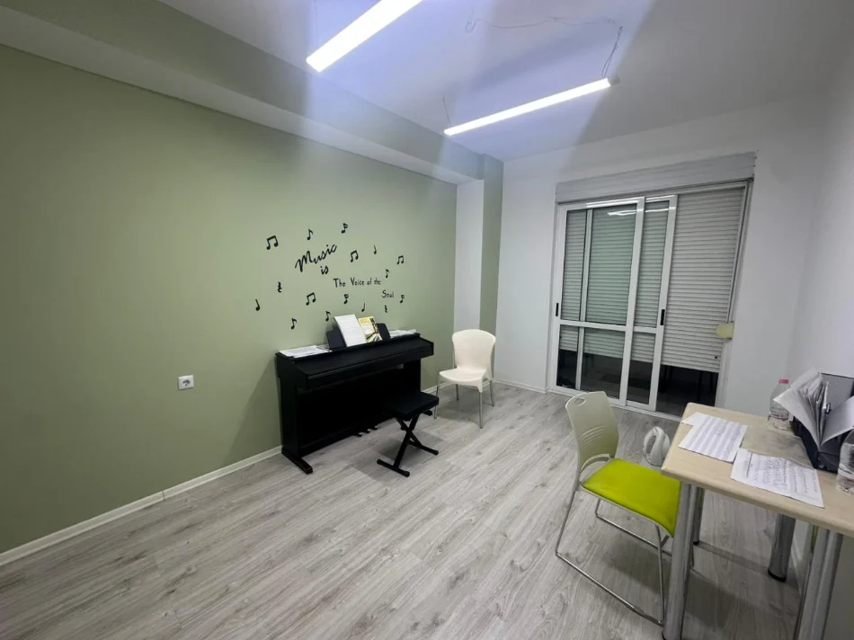 Tirane, jepet me qera zyre Kati 2, 92 m² 1.000 € (Blloku)