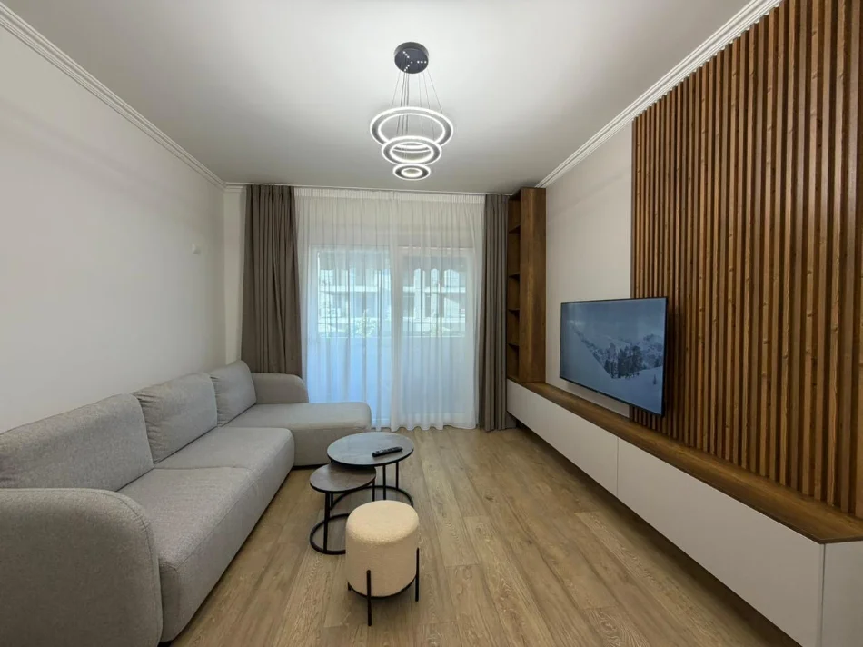 Tirane, jepet me qera apartament 1+1 Kati 4, 70 m² 800 € (Komuna e Parisit)