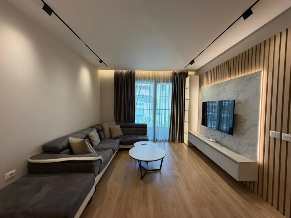 Tirane, jepet me qera apartament 2+1 Kati 3, 110 m² 1.000 € (Komuna e Parisit)