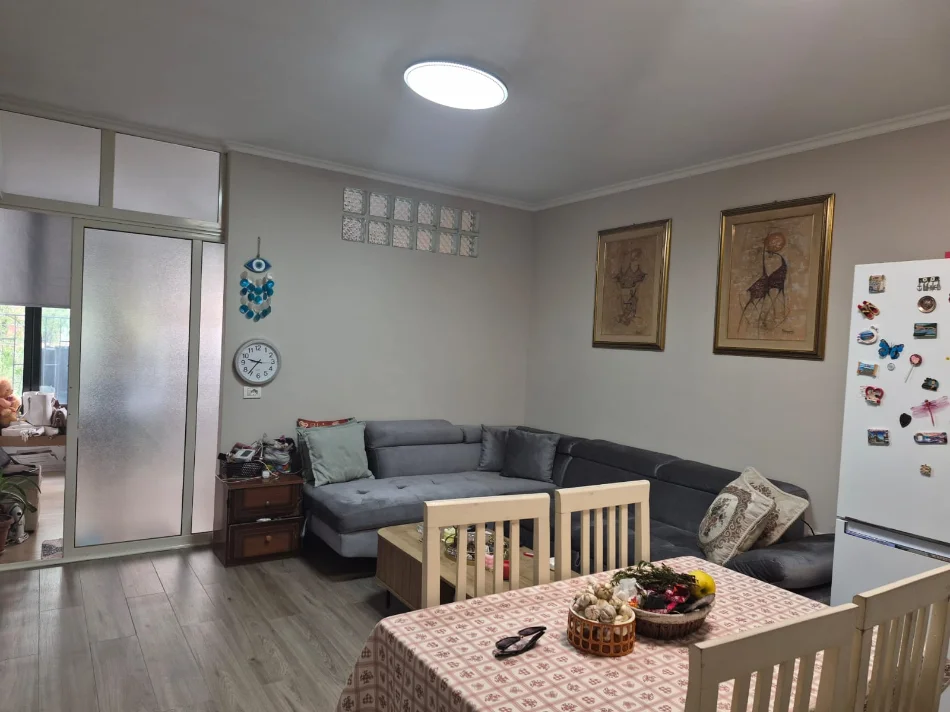 Tirane, jepet me qera apartament 1+1 Kati 1, 55 m² 300 € (Yzberisht)