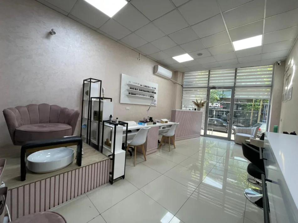 Tirane, jepet me qera ambjent biznesi Kati 0, 70 m² (Kristal Center)
